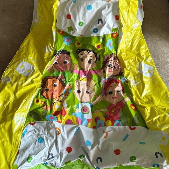 Cocomelon inflatable kids Ball Pit - Picture 3 of 4